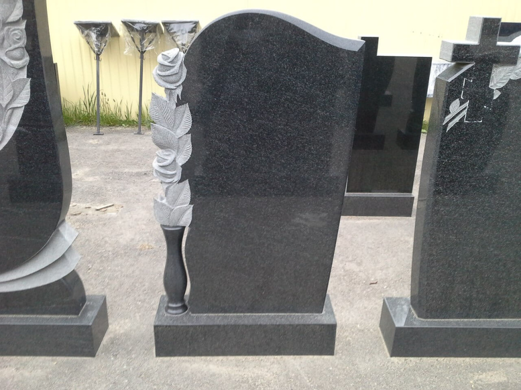 памятники из Карельского гранита